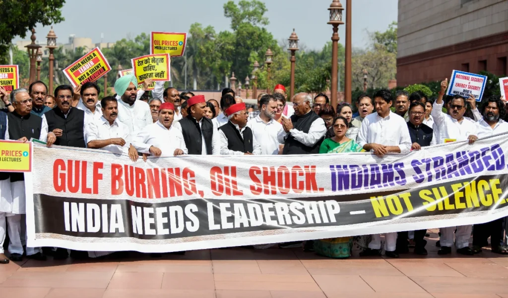 Parliament के Budget Session में घमासान, गेट पर बैनर तो सदन के अंदर जमकर नारेबाजी