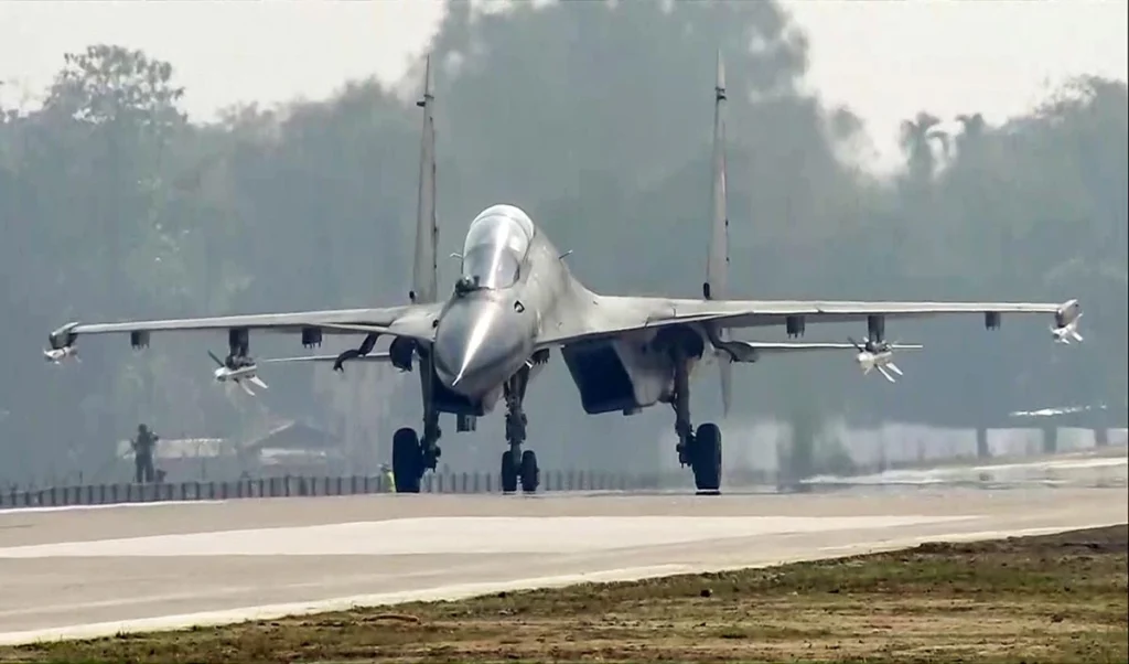 Prabhasakshi NewsRoom: ग्वालियर, नासिक के बाद अब Karbi Anglong में Sukhoi-30MKI Crash, प्रशिक्षण अभियानों के दौरान सुरक्षा पर उठे सवाल