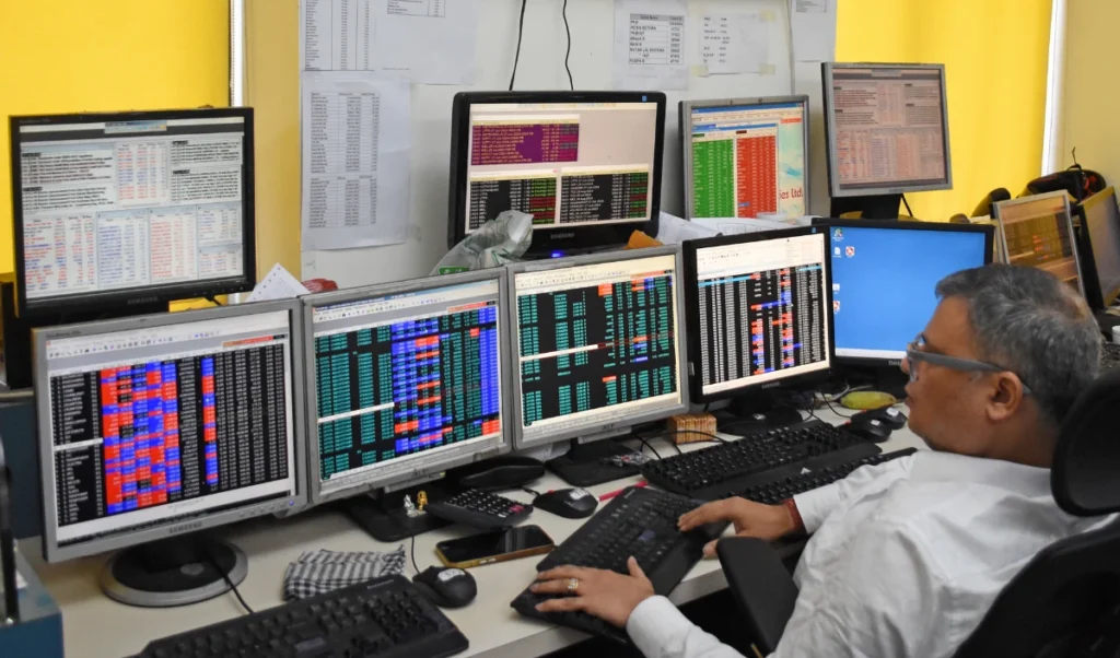 Share Market | शेयर बाजार में रौनक! 3 दिनों की गिरावट के बाद सेंसेक्स 900 अंक उछला, निफ्टी 24,700 के पार