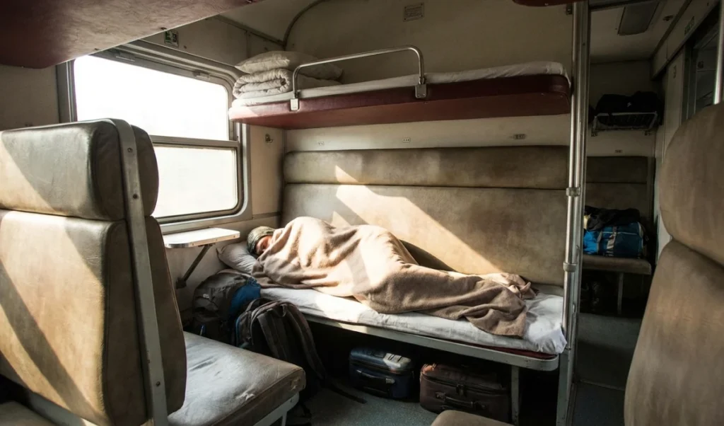 Train Ticket Booking में न करें ये गलती, जानिए Upper Berth और Lower Berth में क्या है बेस्ट चॉइस?