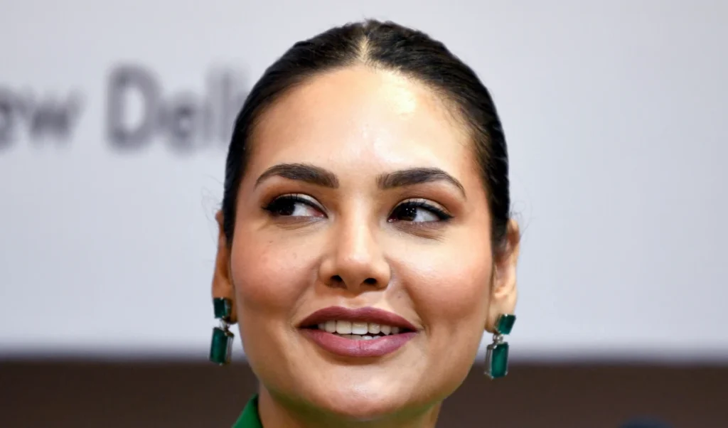 UAE में फंसे रहने के बाद Esha Gupta भारत लौटी, अबू धाबी एयरपोर्ट पर मची 'अफरा-तफरी' की सुनाई दर्दनाक कहानी