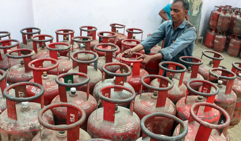 UP में LPG Cylinder की किल्लत? Yogi सरकार का बड़ा Action, कालाबाजारियों पर ताबड़तोड़ छापेमारी