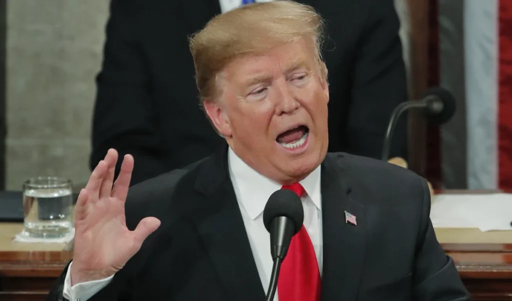 US-Iran Tensions | क्या टल गया महायुद्ध? Donald Trump का नया दावा- 'ईरान न्यूक्लियर हथियार छोड़ने को तैयार'