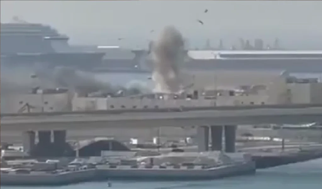 US-Israel-Iran war:  अबू धाबी में मिसाइल अटैक से एक व्यक्ति की मौत, में धड़ाधड़ हो रहे हमले, ओमान का टैंकर उड़ा