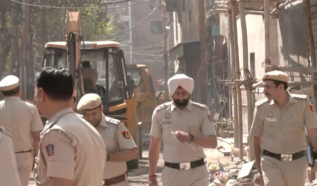 Uttam Nagar Murder Case: आरोपियों के घर पर फिलहाल नहीं चलेगा MCD का बुलडोजर, Delhi High Court ने लगाई रोक