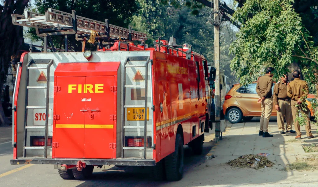 Video | राजधानी में हड़कंप: पालम मेट्रो स्टेशन के पास रिहायशी इमारत में भीषण आग, कई लोगों के फंसे होने की आशंका