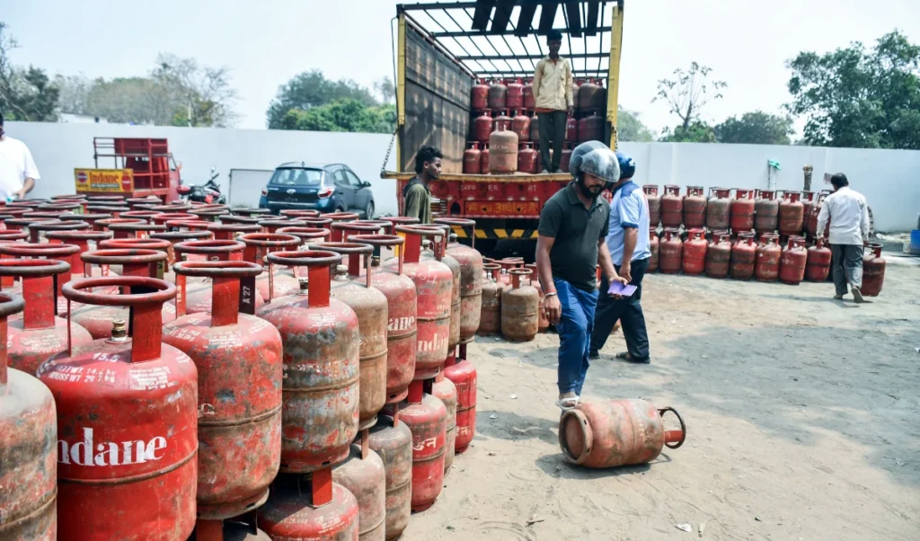 West Asia Crisis का असर! LPG सप्लाई पर सरकार का आश्वासन, जमाखोरों पर होगी सख़्त कार्रवाई