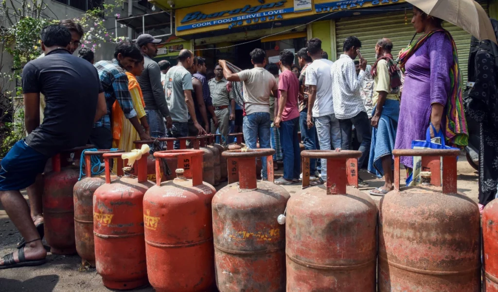 West Asia Crisis के बीच LPG सप्लाई पर केंद्र का आश्वासन, ‘Panic Booking की जरूरत नहीं’