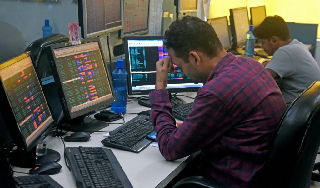 West Asia में तनाव से Stock Market में कोहराम, FIIs की बिकवाली ने डुबोया Sensex