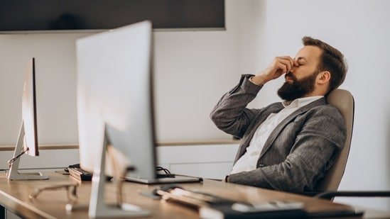 What happens to your eyes from long screen time at work? Ophthalmologist explains risks and how to protect your vision What happens to your eyes from long screen time at work? Ophthalmologist explains risks and how to protect your vision