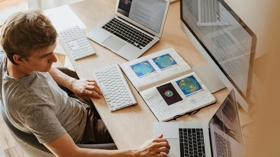 Working from home was supposed to be easier, so why does it feel harder? Therapist decodes Working from home was supposed to be easier, so why does it feel harder? Therapist decodes