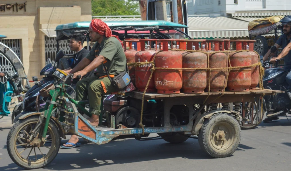 mumbai faces gas shortage 20 percent of hotels and restaurants are closed effects of hostage
