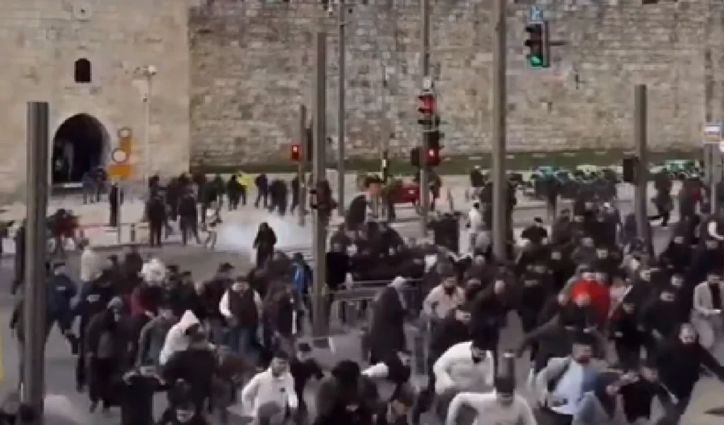 ईद पर इजरायल को चुनौती देने आए हजारों मुस्लिम, 5 सेकेंड में सब गायब!