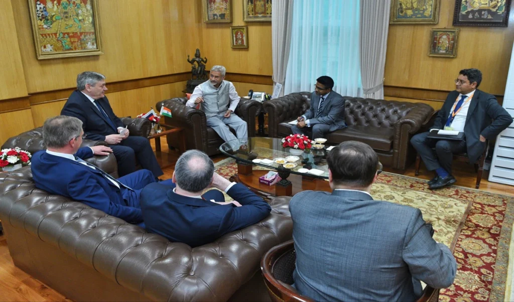 ईरान जंग के बीच पुतिन ने दिल्ली भेजा अपना खास अफसर, अब खेल होना तय! ईरान जंग के बीच पुतिन ने दिल्ली भेजा अपना खास अफसर, अब खेल होना तय!