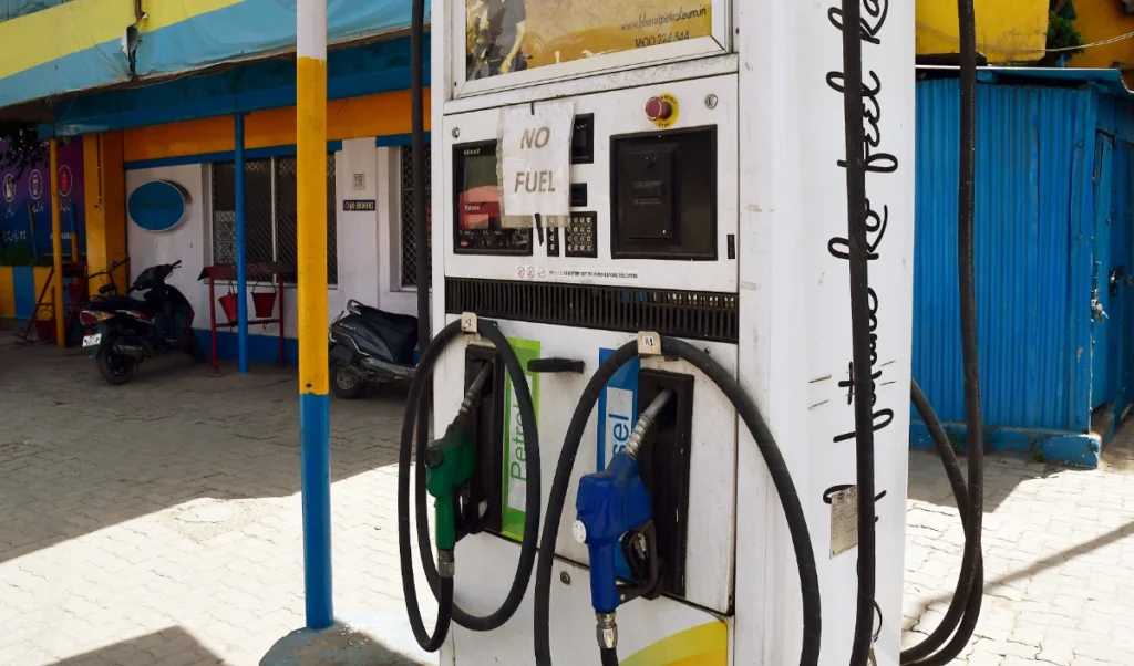 कच्चे तेल की मार! घाटा कम करने के लिए OMCs का बड़ा दांव, रिफाइनरियों को आयात दरों से कम भुगतान की तैयारी कच्चे तेल की मार! घाटा कम करने के लिए OMCs का बड़ा दांव, रिफाइनरियों को आयात दरों से कम भुगतान की तैयारी