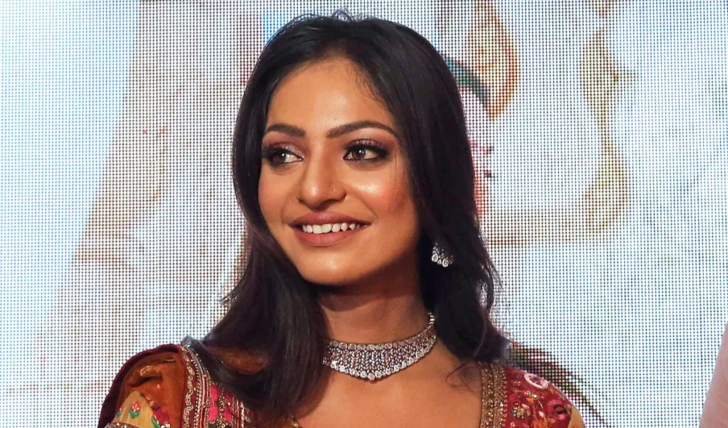 गलत तरीके से छुआ, Press Conference में Monalisa Bhosale फूट-फूटकर रोईं, फिल्ममेकर पर लगाए गंभीर आरोप