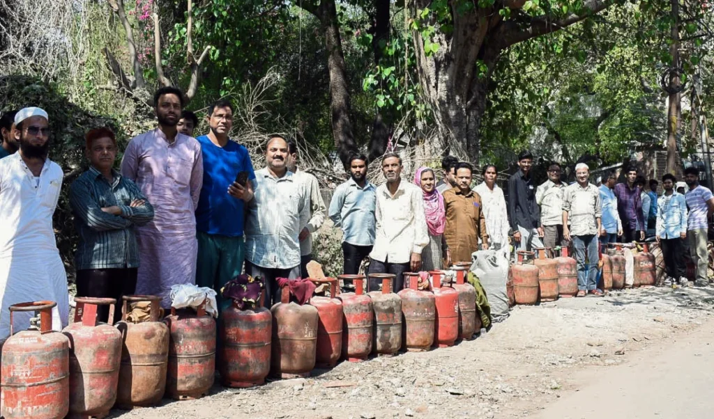 गैस सिलेंडर के लिए अब नहीं करना होगा इंतज़ार, Gurugram में खुला देश का पहला LPG ATM, 3 मिनट में मिलेगा भरा सिलेंडर