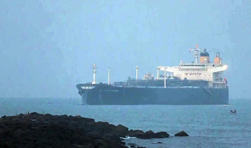 चलो वापस जाओ…Strait of Hormuz से दुनिया को कड़ा संदेश, कराची जा रहे जहाज को ईरान ने लौटाया