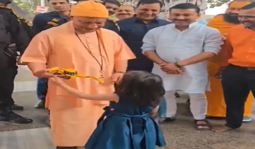 जब CM Yogi Adityanath को बच्ची ने गिफ्ट किया Bulldozer, Viral Video में देखिए क्या मिला जवाब