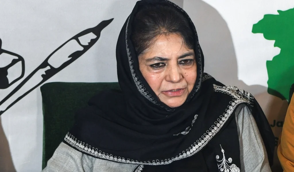 जिस Asiya Andrabi पर भारत के खिलाफ युद्ध छेड़ने का आरोप साबित हुआ, उसके समर्थन में उतरीं Mehbooba Mufti