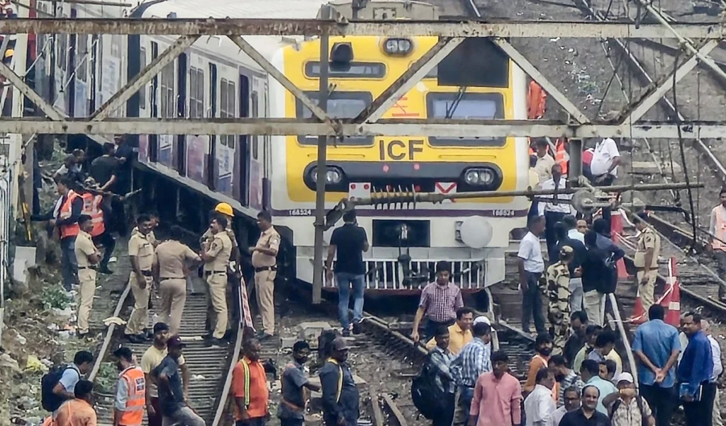 पालघर में दर्दनाक हादसा: पुलिस की ‘पिटाई’ के डर से भागे तीन युवक, मालगाड़ी की चपेट में आने से मौत