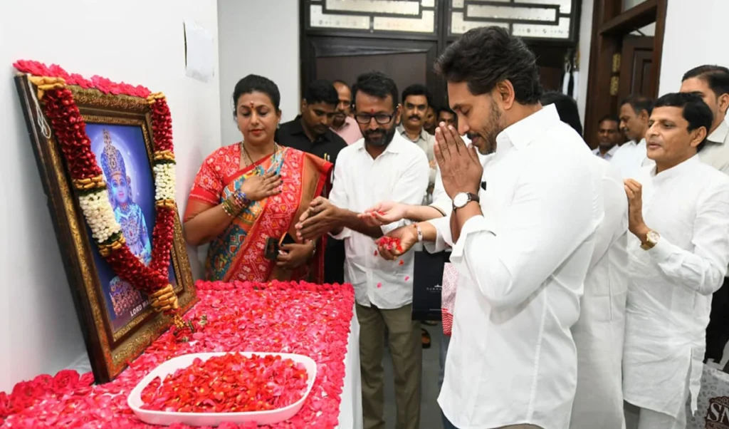 पूर्व CM Jagan Reddy ने भगवान महावीर को अर्पित किए श्रद्धासुमन, बोले- उनका मार्ग सदा प्रासंगिक है