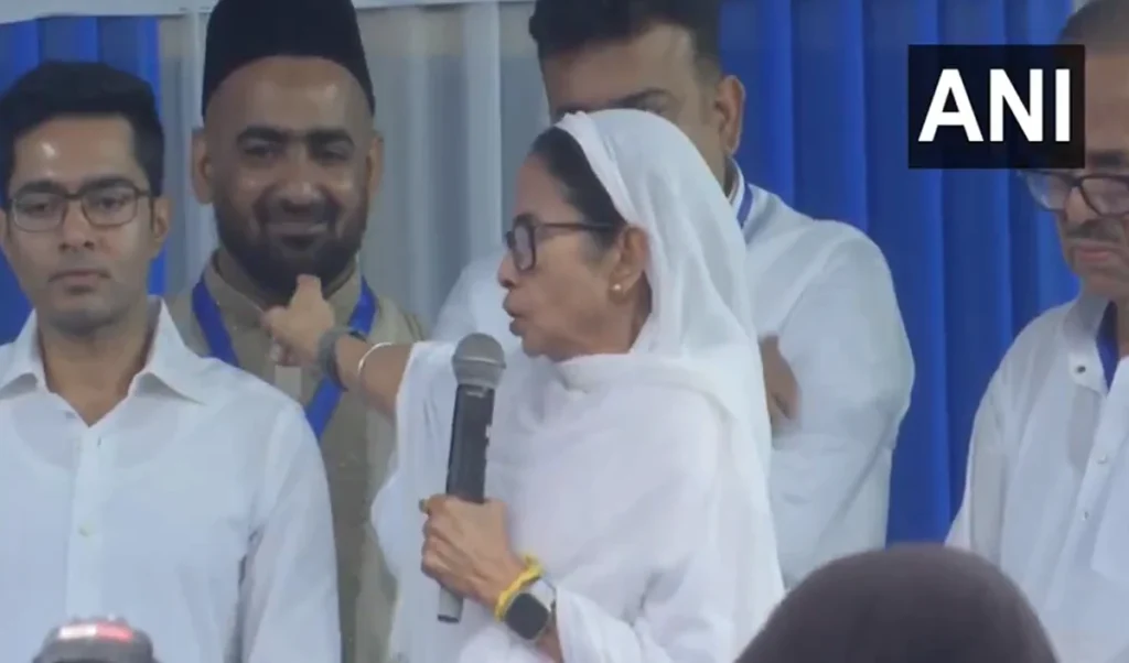 बाहर जाकर मुस्लिम देशों से दोस्ती, देश के अंदर मुसलमानों के साथ भेदभाव, ईद समारोह से ममता बनर्जी ने पीएम मोदी को घुसपैठिया बताते हुए साधा निशाना बाहर जाकर मुस्लिम देशों से दोस्ती, देश के अंदर मुसलमानों के साथ भेदभाव, ईद समारोह से ममता बनर्जी ने पीएम मोदी को घुसपैठिया बताते हुए साधा निशाना