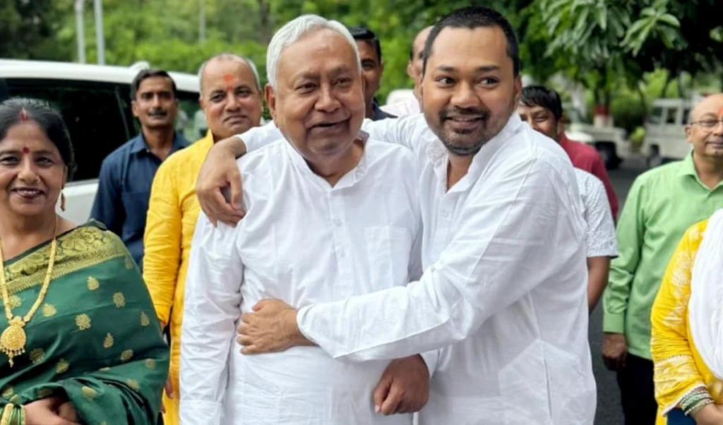 बिहार की सियासत में Nitish Kumar के बेटे की Grand Entry, होली पर JDU सौंपेगी बड़ी जिम्मेदारी! बिहार की सियासत में Nitish Kumar के बेटे की Grand Entry, होली पर JDU सौंपेगी बड़ी जिम्मेदारी!