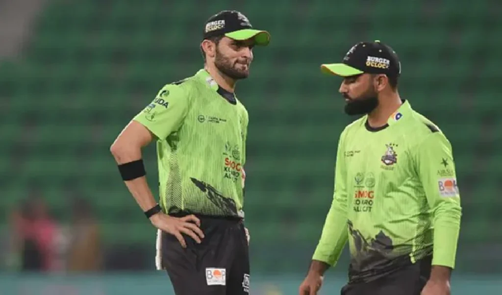 बॉल टेम्परिंग के कारण बैन हुआ ये पाक बल्लेबाज, टीम को लगा तगड़ा झटका