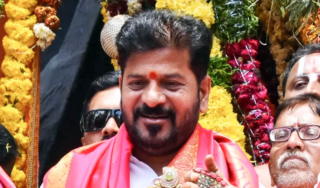 ‘मैं एक धार्मिक हिंदू हूं’, Telangana CM Revanth Reddy ने अनंतगिरि पहाड़ियों पर भव्य मंदिर की योजना बनाई ‘मैं एक धार्मिक हिंदू हूं’, Telangana CM Revanth Reddy ने अनंतगिरि पहाड़ियों पर भव्य मंदिर की योजना बनाई