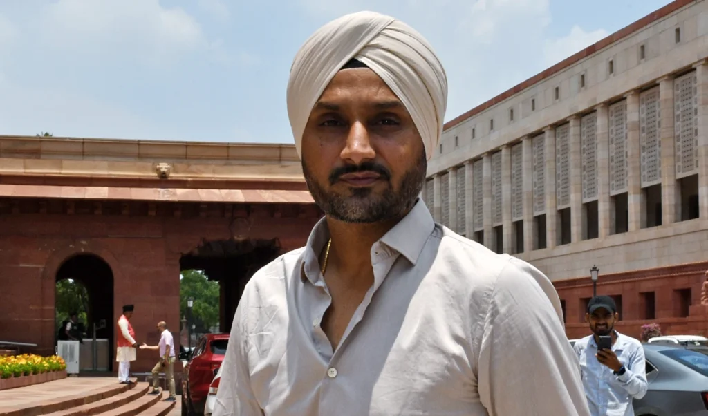 ‘यह बेतुका है’, Kirti Azad के ‘मंदिर’ वाले बयान पर भड़के Harbhajan Singh, कहा- खेल में राजनीति न करें