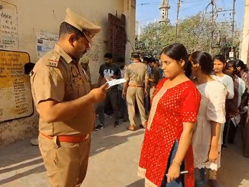 यूपी पुलिस की दरोगा परीक्षा में जूते उतरवाए:कलावा काटा, बेल्ट निकलवाए; 3 टेलीग्राम चैनल पर FIR, 75 जिलों में 15 लाख से ज्यादा अभ्यर्थी यूपी पुलिस की दरोगा परीक्षा में जूते उतरवाए:कलावा काटा, बेल्ट निकलवाए; 3 टेलीग्राम चैनल पर FIR, 75 जिलों में 15 लाख से ज्यादा अभ्यर्थी