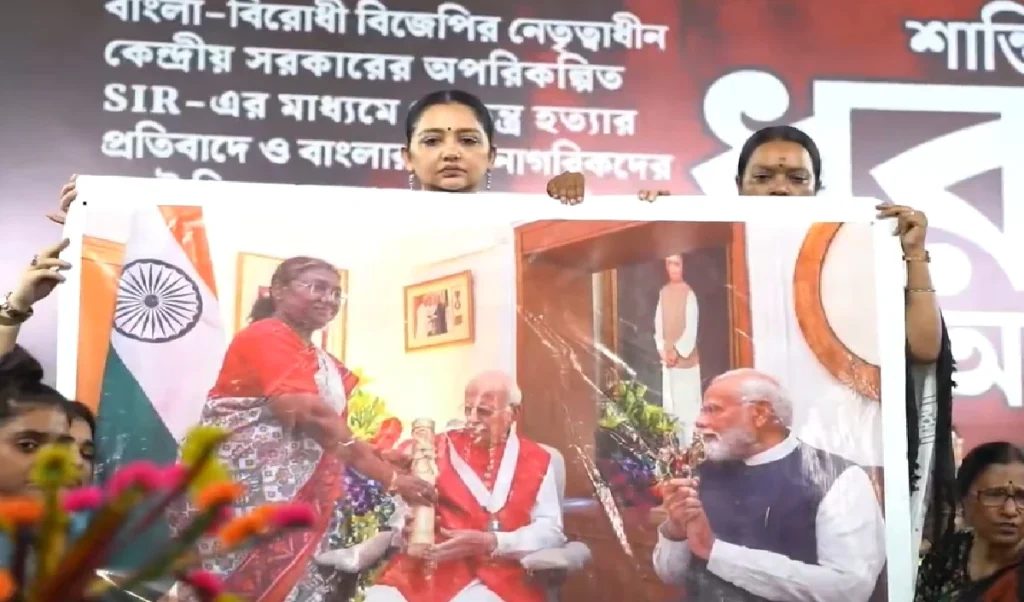 राष्ट्रपति खड़ी हैं और आप…ममता ने पुरानी तस्वीर दिखाकर मारा ताना राष्ट्रपति खड़ी हैं और आप…ममता ने पुरानी तस्वीर दिखाकर मारा ताना