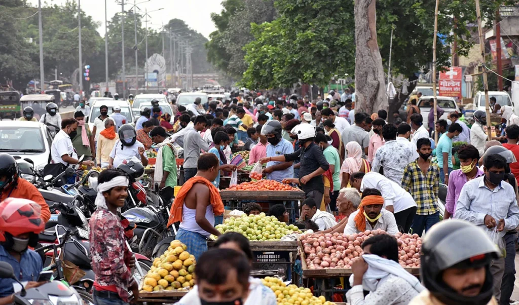 सड़कों से गायब हुए फुटपाथ: अतिक्रमण पर आँख बंद करके बैठा प्रशासन