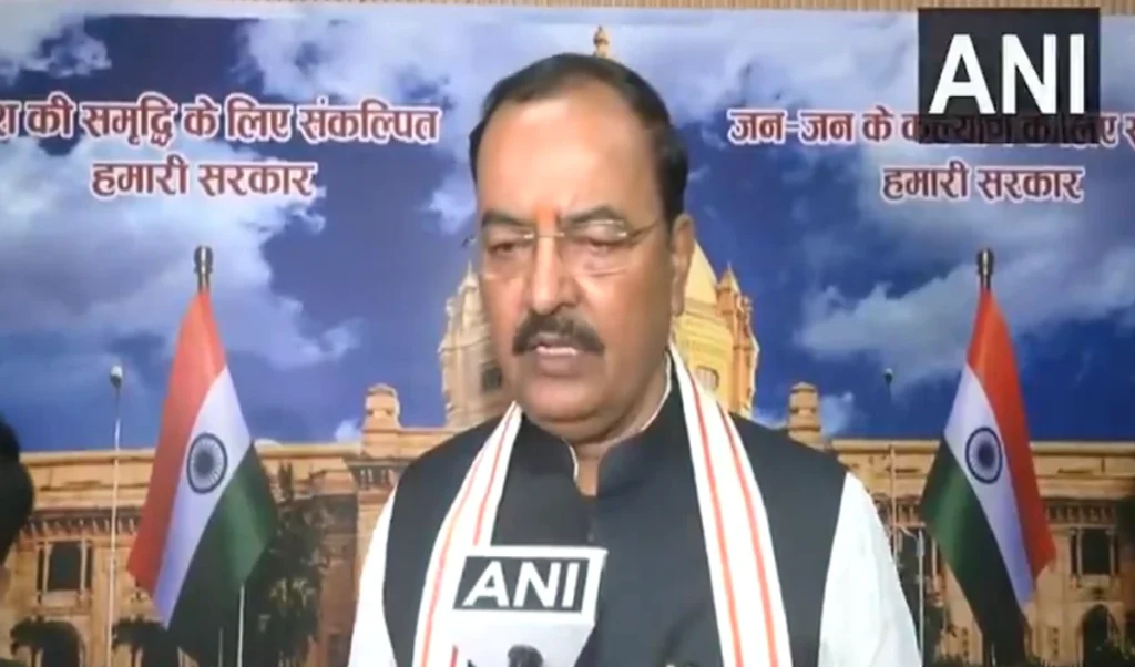 हवा में Keshav Maurya के हेलीकॉप्टर में भरा धुआं, Pilot की सूझबूझ से Lucknow में सेफ लैंडिंग