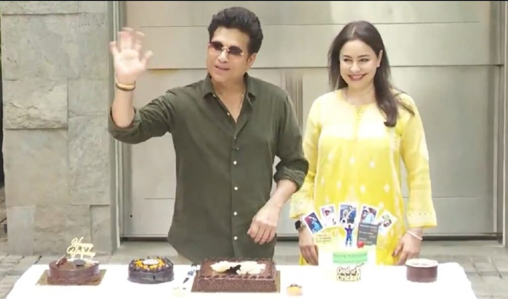 53 बरस के हुए 'क्रिकेट के भगवान' सचिन तेंदुलकर, फैंस के साथ केक काट कर मनाया जश्न