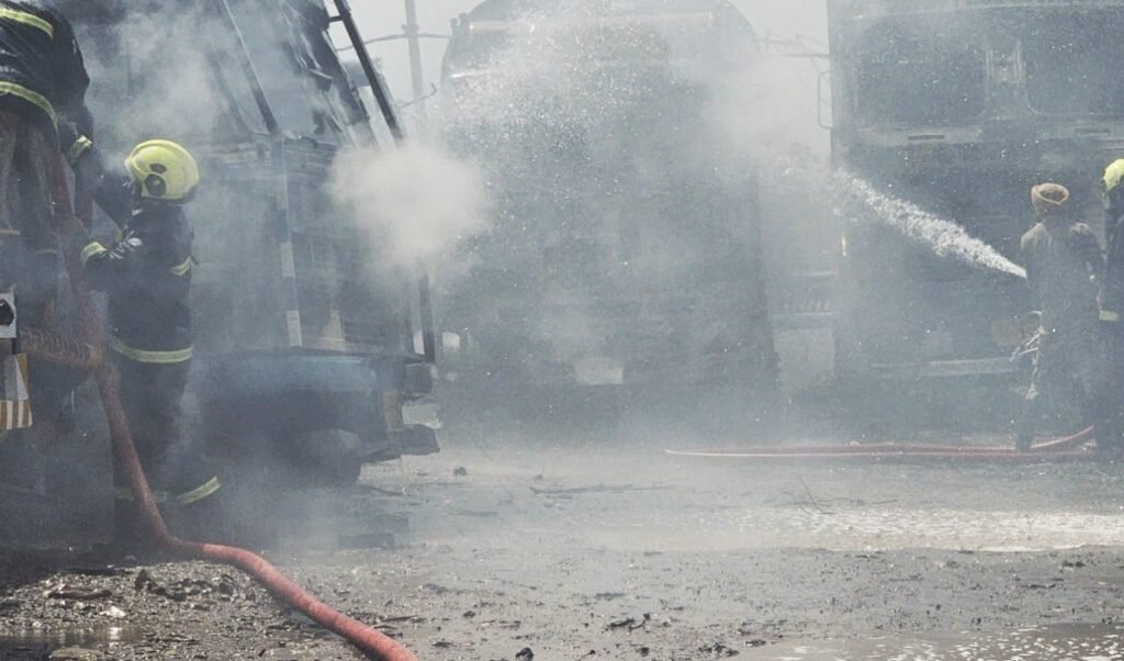 Andhra Pradesh Road Accident | तीर्थयात्रियों की खुशियां मातम में बदलीं, कुरनूल में लॉरी और बोलेरो की टक्कर में 8 की मौत