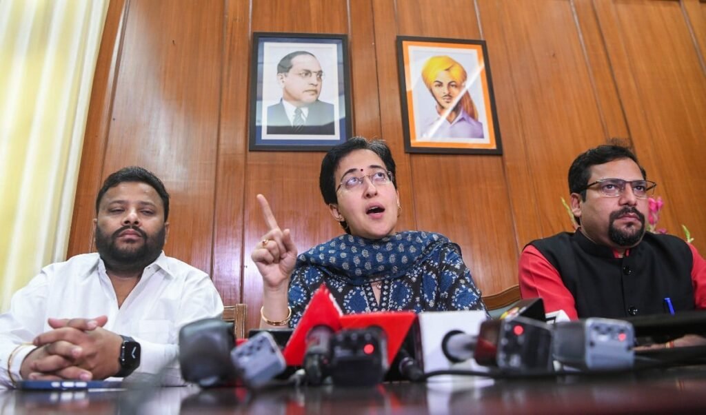 Atishi का BJP पर दोतरफा हमला, महिला भत्ते और AAP सांसदों के दल-बदल पर घेरा