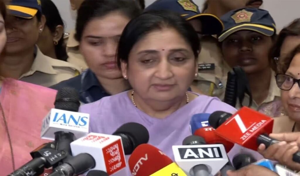 Baramati की जंग: Sunetra Pawar ने Uddhav Thackeray को किया फोन, क्या बदलेंगे सियासी समीकरण? Baramati की जंग: Sunetra Pawar ने Uddhav Thackeray को किया फोन, क्या बदलेंगे सियासी समीकरण?