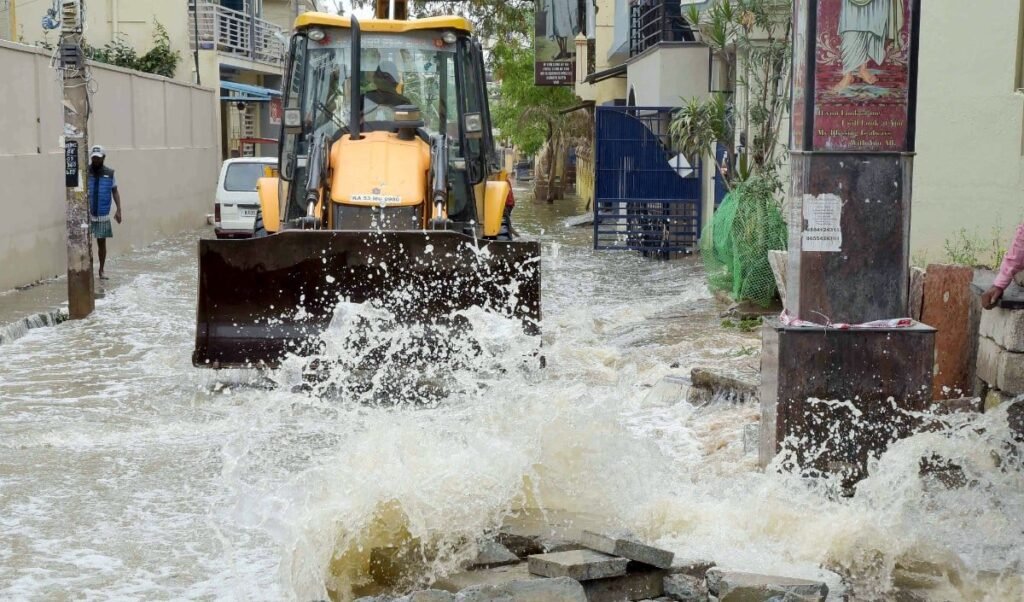 Bengaluru Heavy Rain | बेंगलुरु में भारी बारिश का कहर! 24 घंटे में 8 की मौत, सड़कें बनीं नदियां, जारी हुई अलर्ट