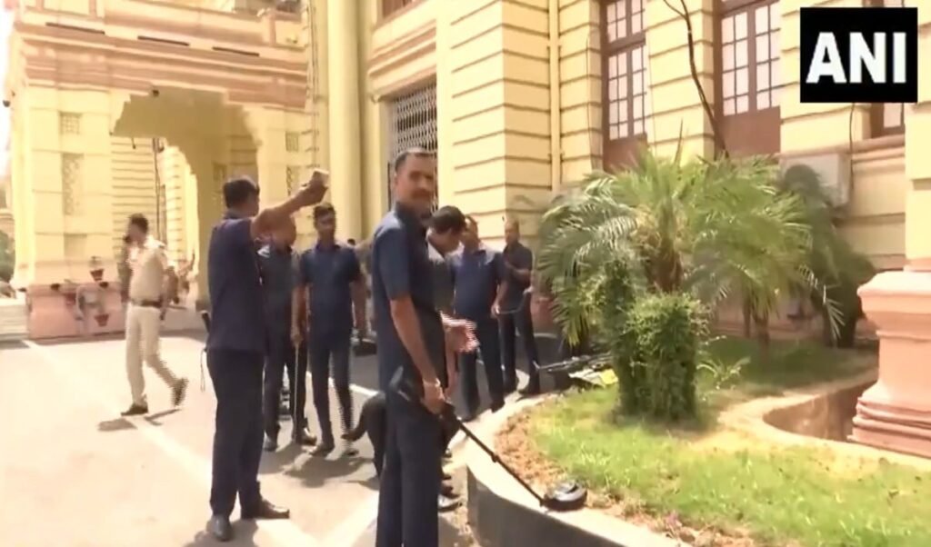 Bihar Vidhan Sabha को Bomb से उड़ाने की धमकी, Email के बाद Police का बड़ा Search Operation