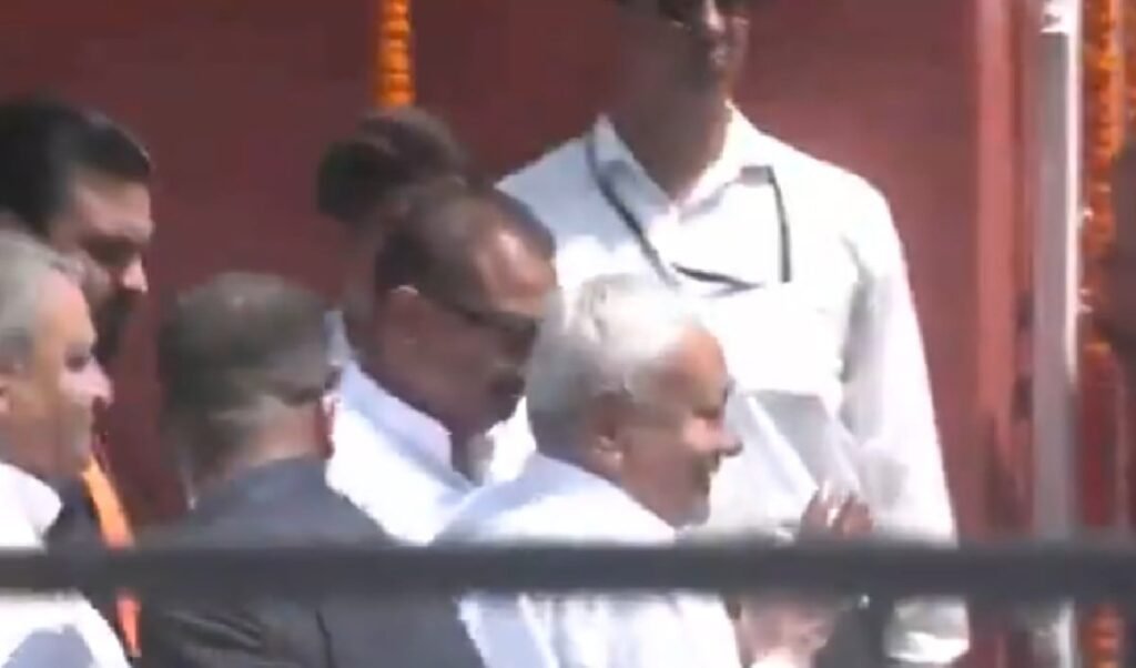 Bihar new CM announcement: आखिरी कैबिनेट मीटिंग के लिए पहुंचे नीतीश, भीड़ से घिरे, जनता को देख जोड़े हाथ Bihar new CM announcement: आखिरी कैबिनेट मीटिंग के लिए पहुंचे नीतीश, भीड़ से घिरे, जनता को देख जोड़े हाथ