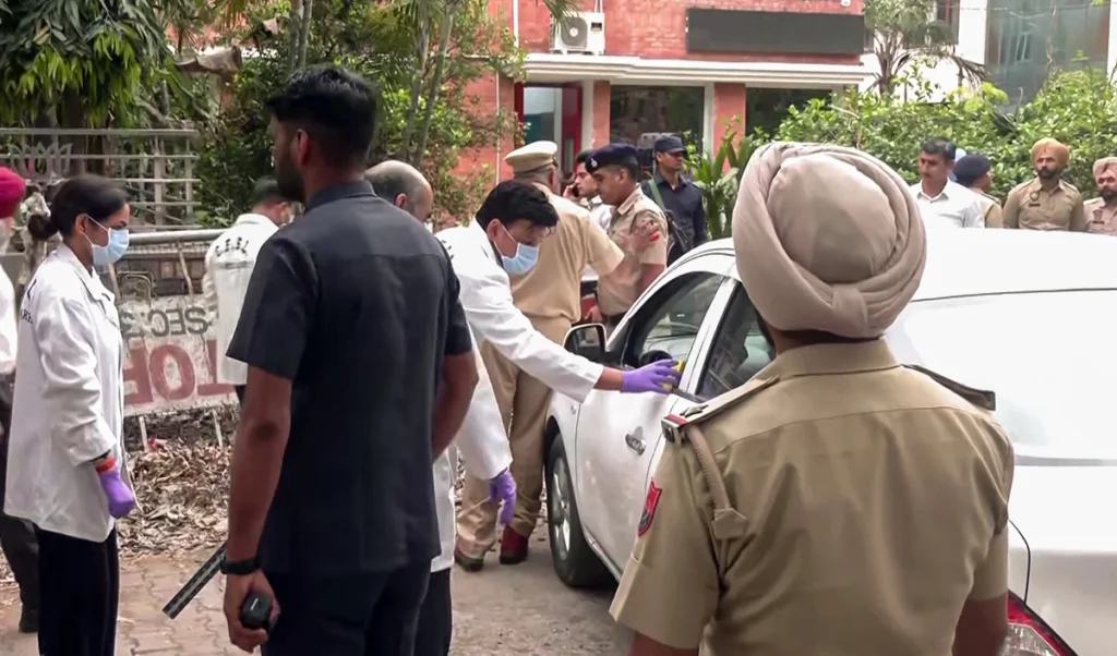 Chandigarh BJP Office Blast | चंडीगढ़ में BJP दफ़्तर पर ग्रेनेड हमला, जांच में ‘पाकिस्तानी कनेक्शन’ और CCTV फुटेज आए सामने