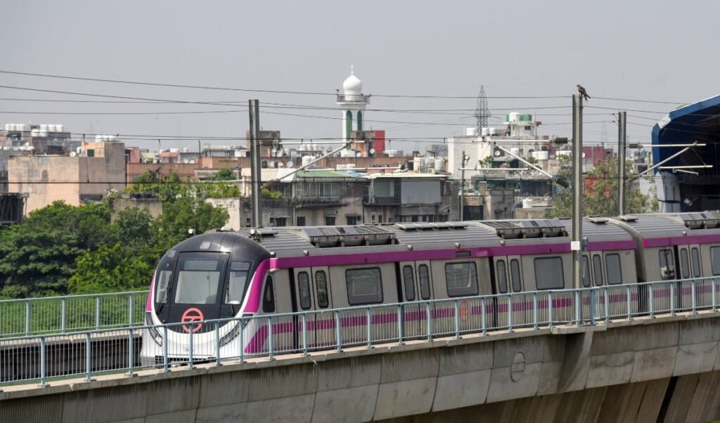 DMRC का ‘Dust Control’ मॉडल सुपरहिट! Delhi Metro साइट्स पर प्रदूषण शिकायतों में आई 96% की रिकॉर्ड गिरावट