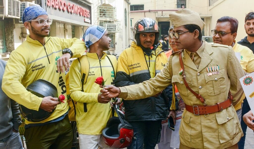 Delhi Heatwave: ‘दोपहर 12 से 3 डिलीवरी बंद करो’, जानलेवा गर्मी में Gig Workers की सरकार से गुहार