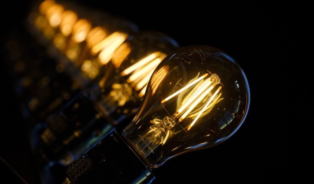 Delhi Power Tariff Hike | दिल्ली वालों को लगेगा 'बिजली का झटका'! Tribunal ने खारिज की याचिका, बिलों में भारी बढ़ोतरी के आसार