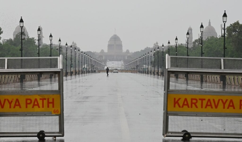 Delhi Weather Update: तपती गर्मी से मिली राहत, तेज हवाओं संग बारिश, IMD ने जारी किया Yellow Alert