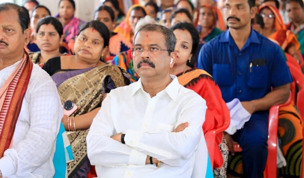 Dharmendra Pradhan ने गांववालों संग सुनी PM Modi की Mann Ki Baat, बोले- गर्व से चौड़ा हुआ सीना