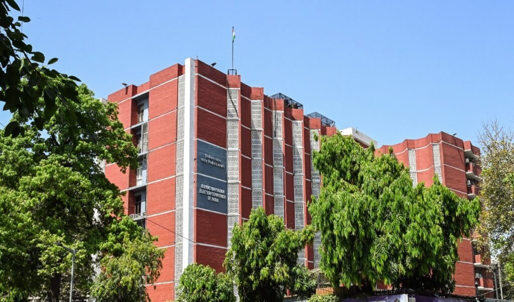 Election Commission Action: IPS अजय पाल शर्मा और TMC के बीच टकराव, चुनाव आयोग ने फलता के BDO का किया तबादला