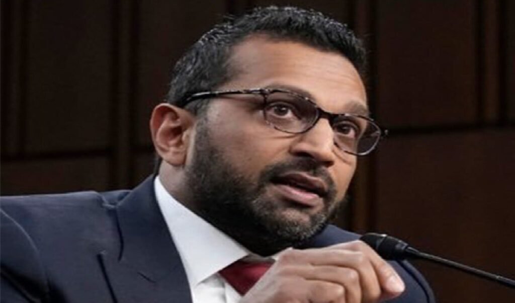 FBI चीफ Kash Patel की कुर्सी पर संकट, क्या White House दिखाएगा बाहर का रास्ता? FBI चीफ Kash Patel की कुर्सी पर संकट, क्या White House दिखाएगा बाहर का रास्ता?